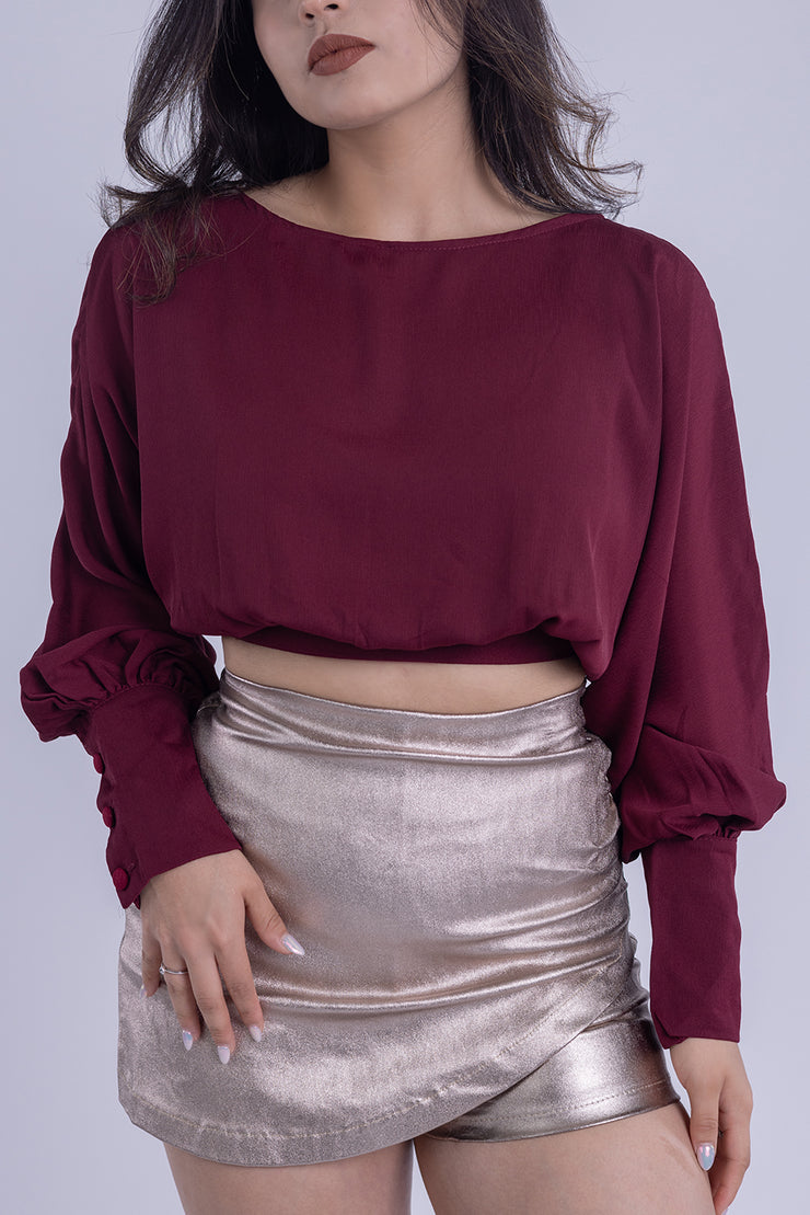 Crop top con manga amplia