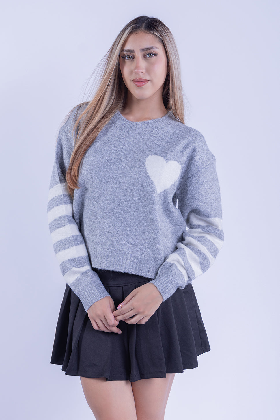 Suéter girs con detalle bicolor en mangas y corazón