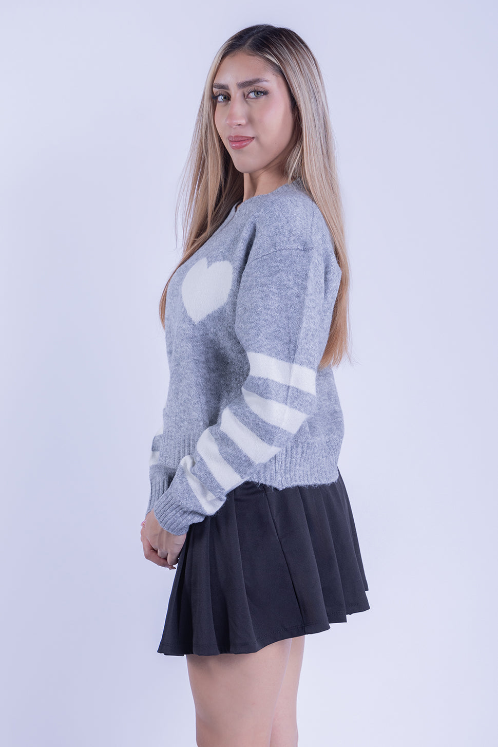 Suéter girs con detalle bicolor en mangas y corazón