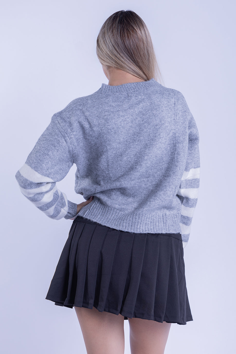 Suéter girs con detalle bicolor en mangas y corazón