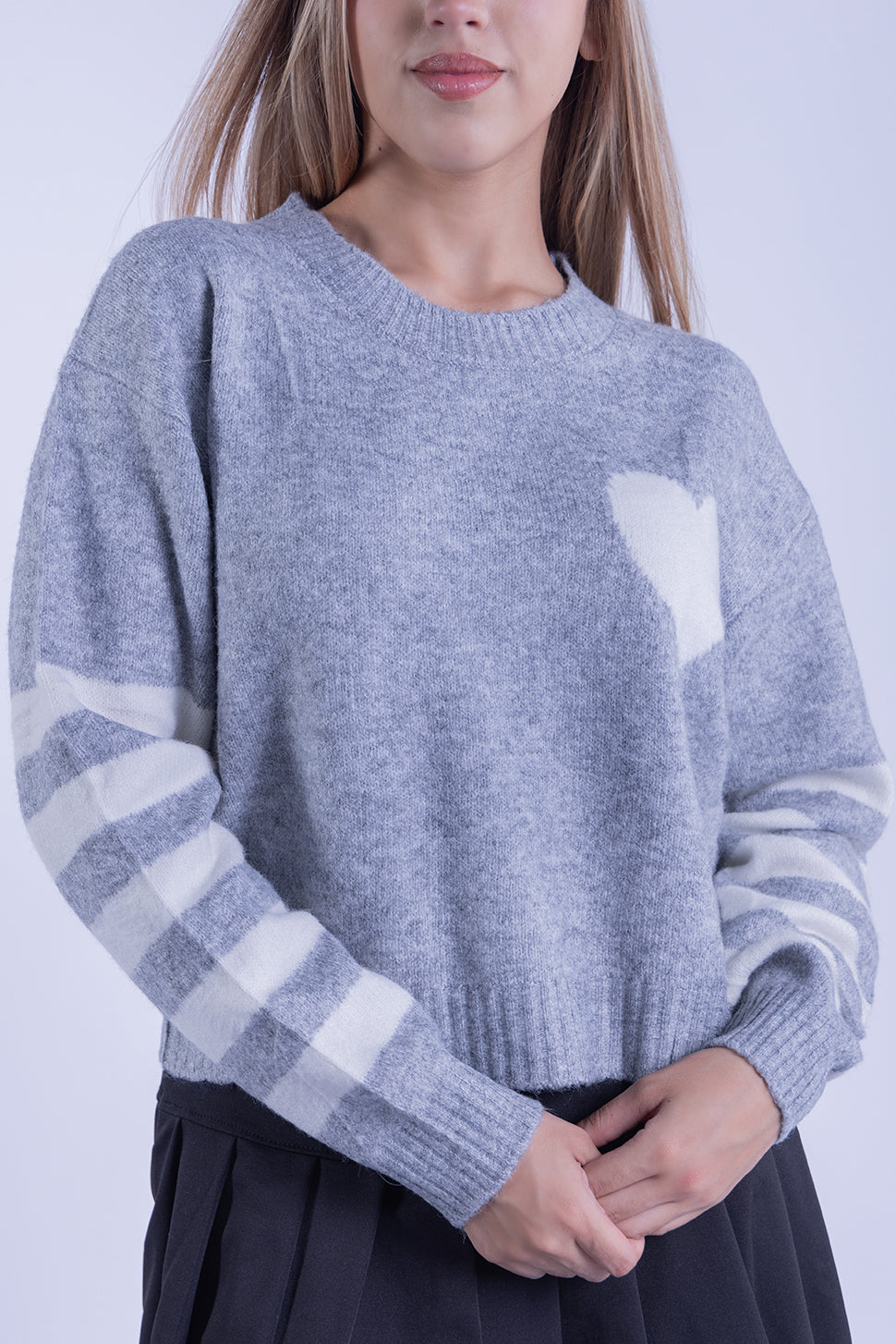 Suéter girs con detalle bicolor en mangas y corazón