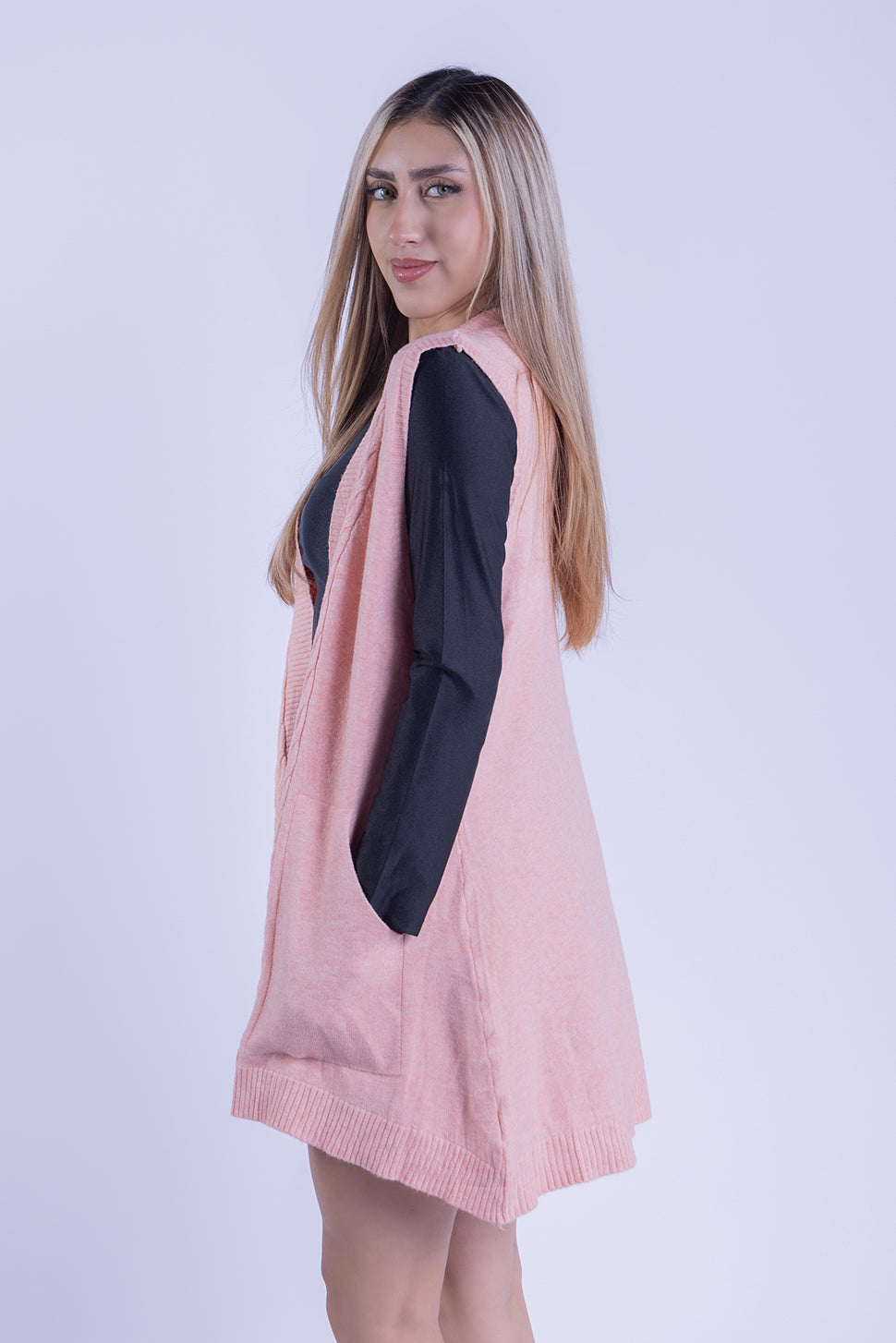 Chaleco abierto salmon con figuras decorativas