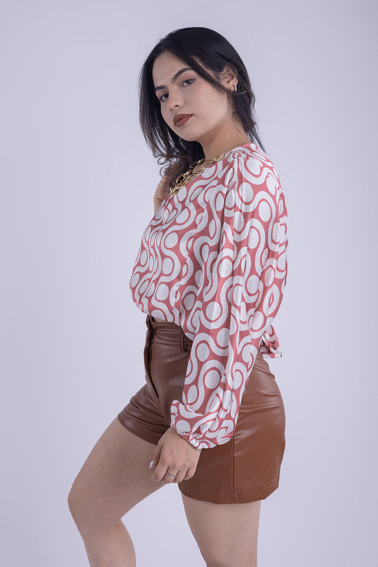 Blusa satinada con collar