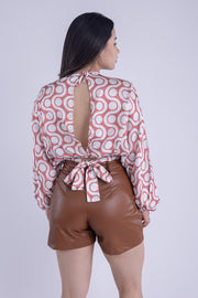 Blusa satinada con collar