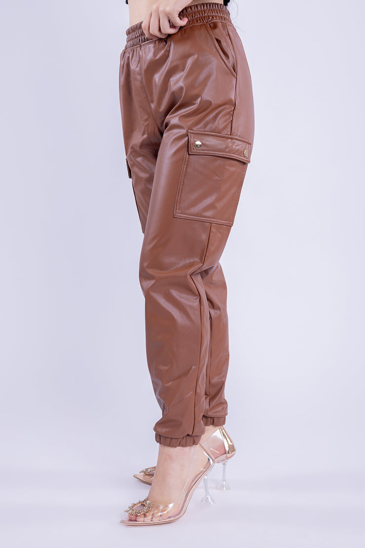 Pantalón tipo jogger con bolsas cargo