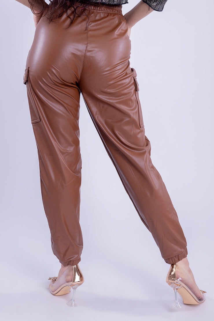 Pantalón tipo jogger con bolsas cargo