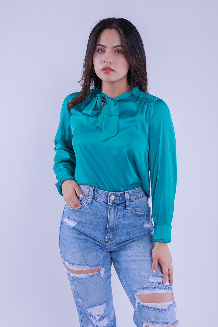 Blusa satinada con amarre en cuello