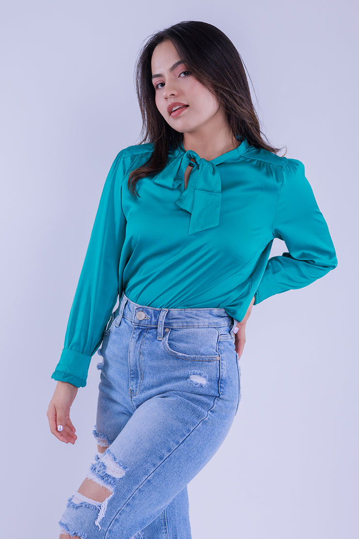 Blusa satinada con amarre en cuello