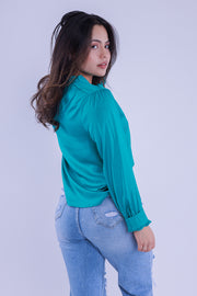 Blusa satinada con amarre en cuello
