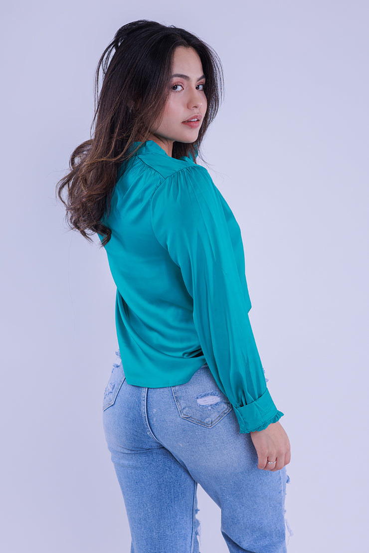 Blusa satinada con amarre en cuello