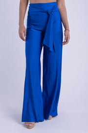 Pantalón acampanado satinado con cinto