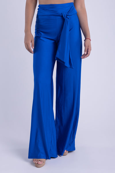 Pantalón acampanado satinado con cinto