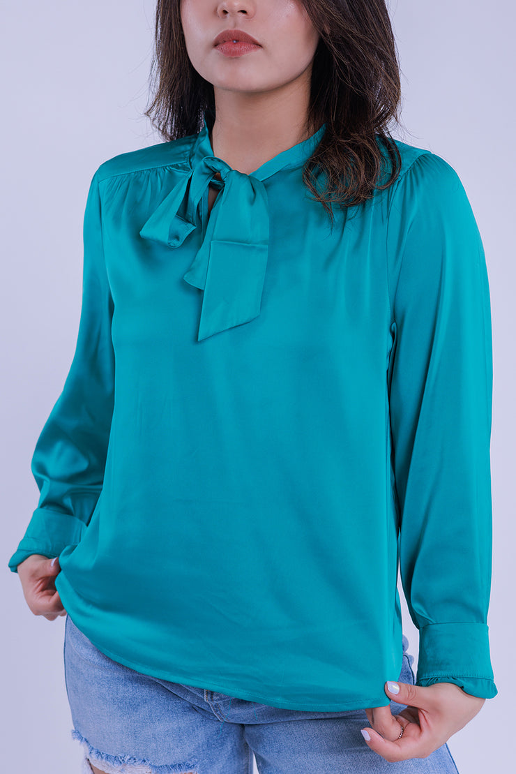 Blusa satinada con amarre en cuello