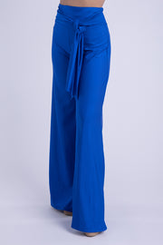 Pantalón acampanado satinado con cinto