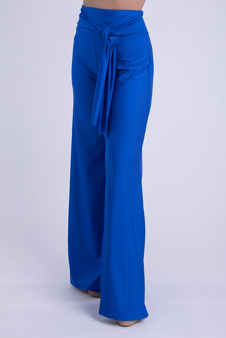 Pantalón acampanado satinado con cinto