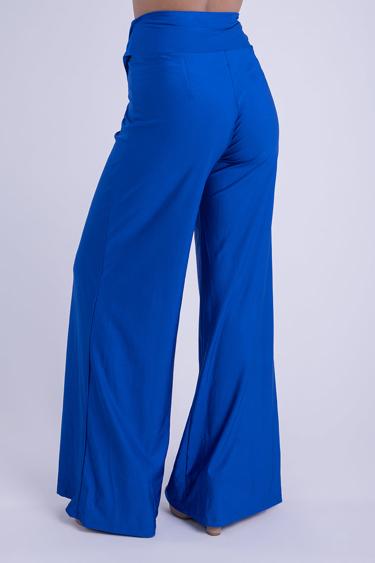 Pantalón acampanado satinado con cinto