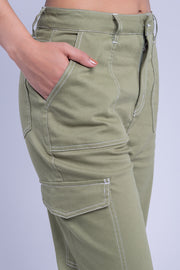 Pantalon tipo cargo corte recto