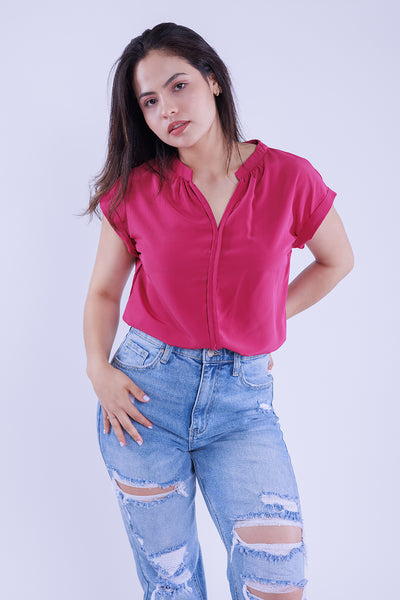 Blusa cuello en V con cuello plisado