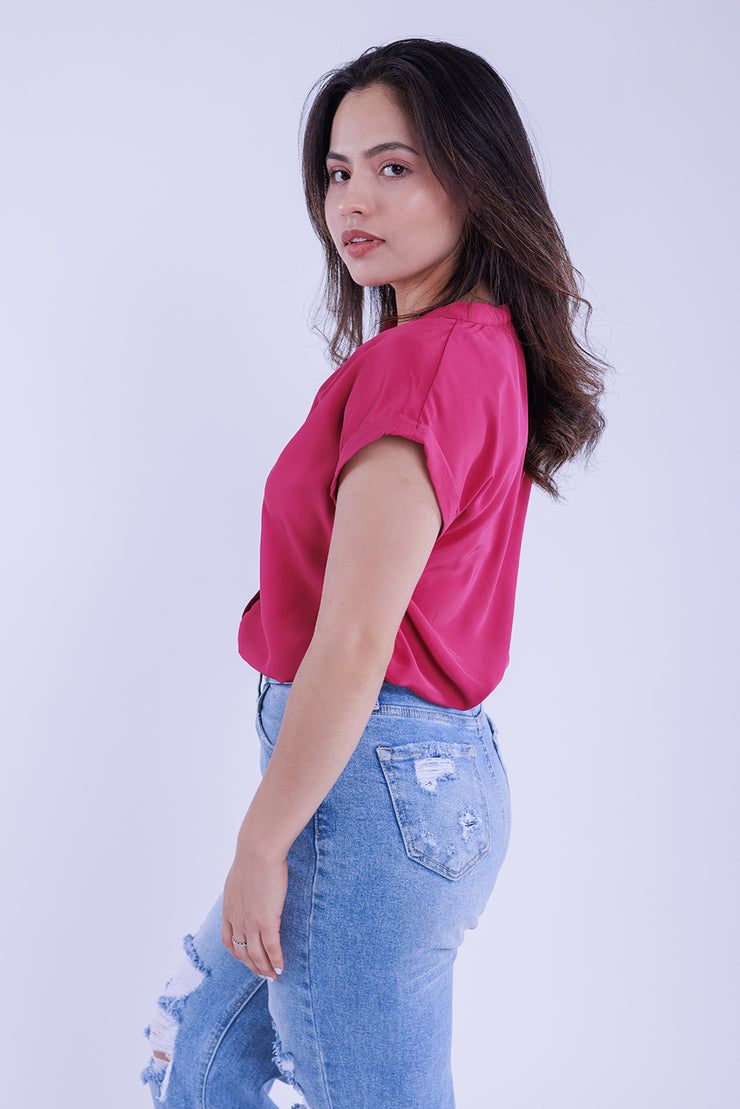 Blusa cuello en V con cuello plisado