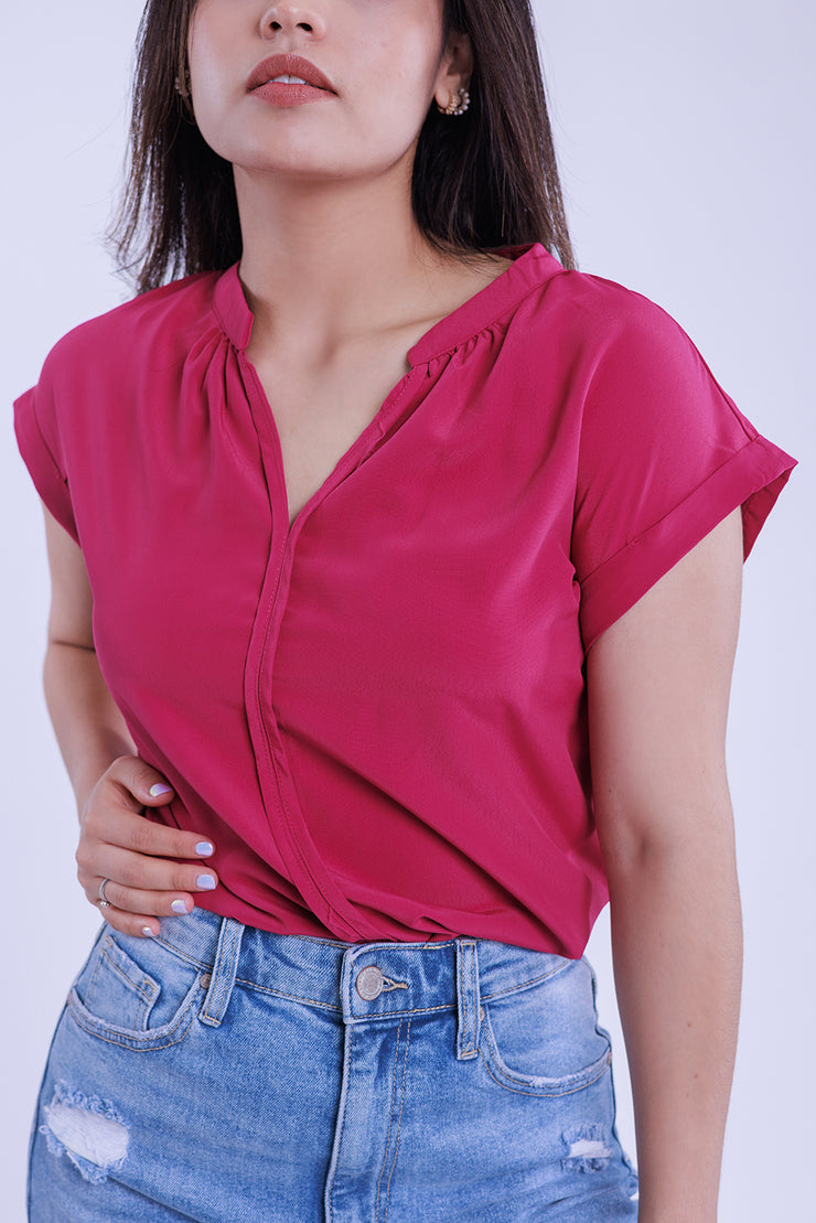 Blusa cuello en V con cuello plisado