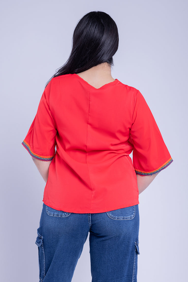 Blusa roja con bordado en pecho y manga