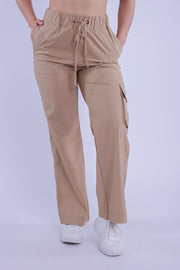 Pantalon tipo cargo con detalle en bolsas traseras