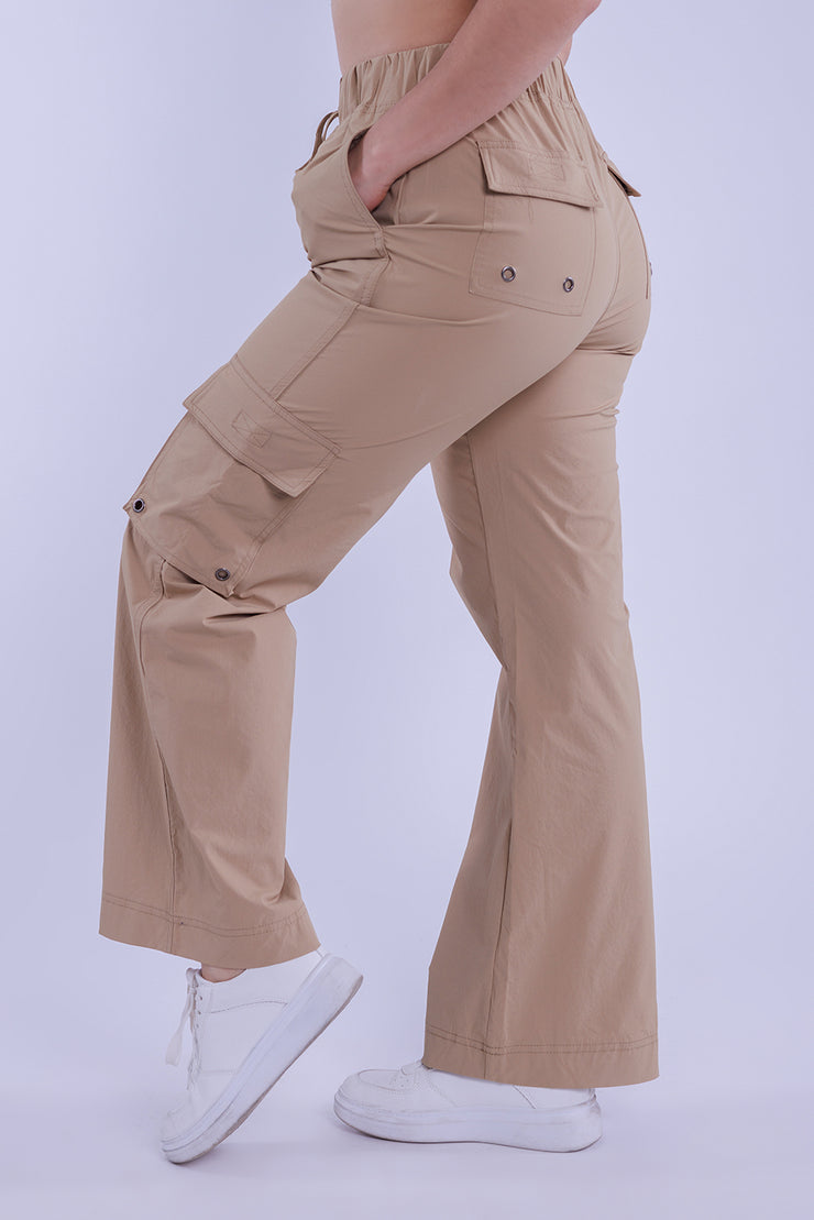 Pantalon tipo cargo con detalle en bolsas traseras