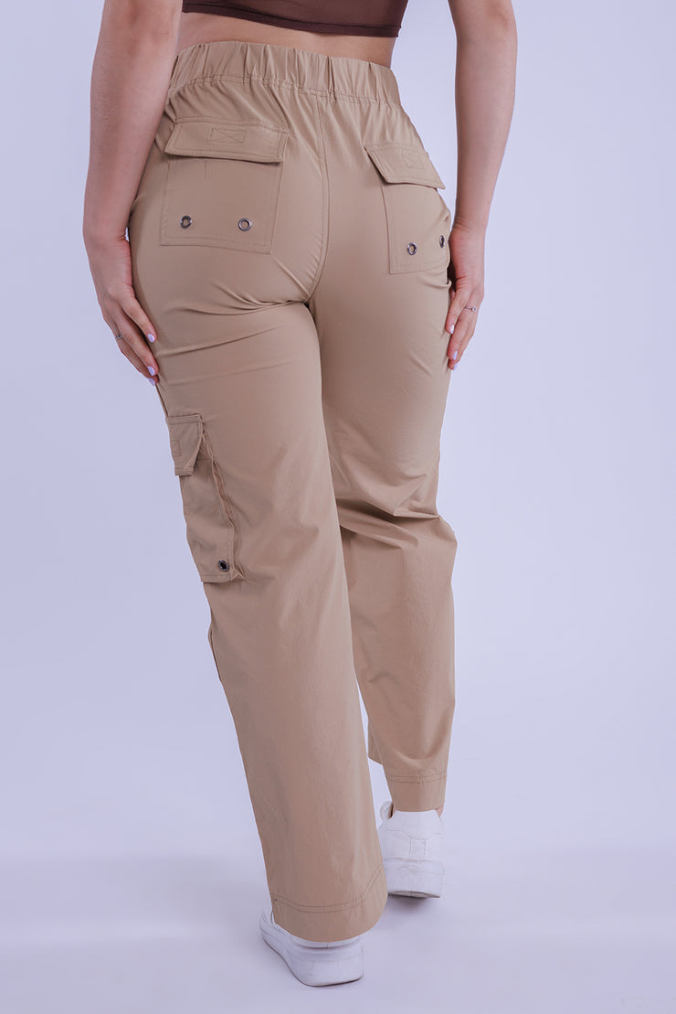 Pantalon tipo cargo con detalle en bolsas traseras