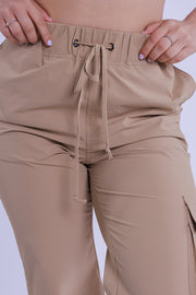 Pantalon tipo cargo con detalle en bolsas traseras