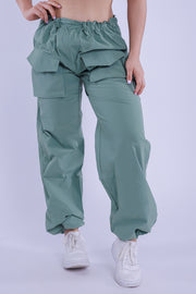 Pantalon tipo cargo con ajuste en tobillo