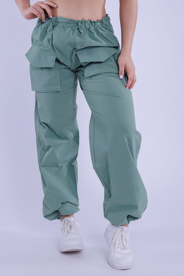 Pantalon tipo cargo con ajuste en tobillo