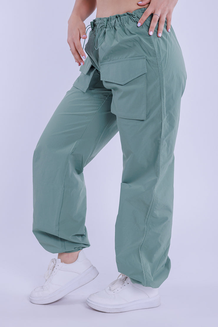 Pantalon tipo cargo con ajuste en tobillo