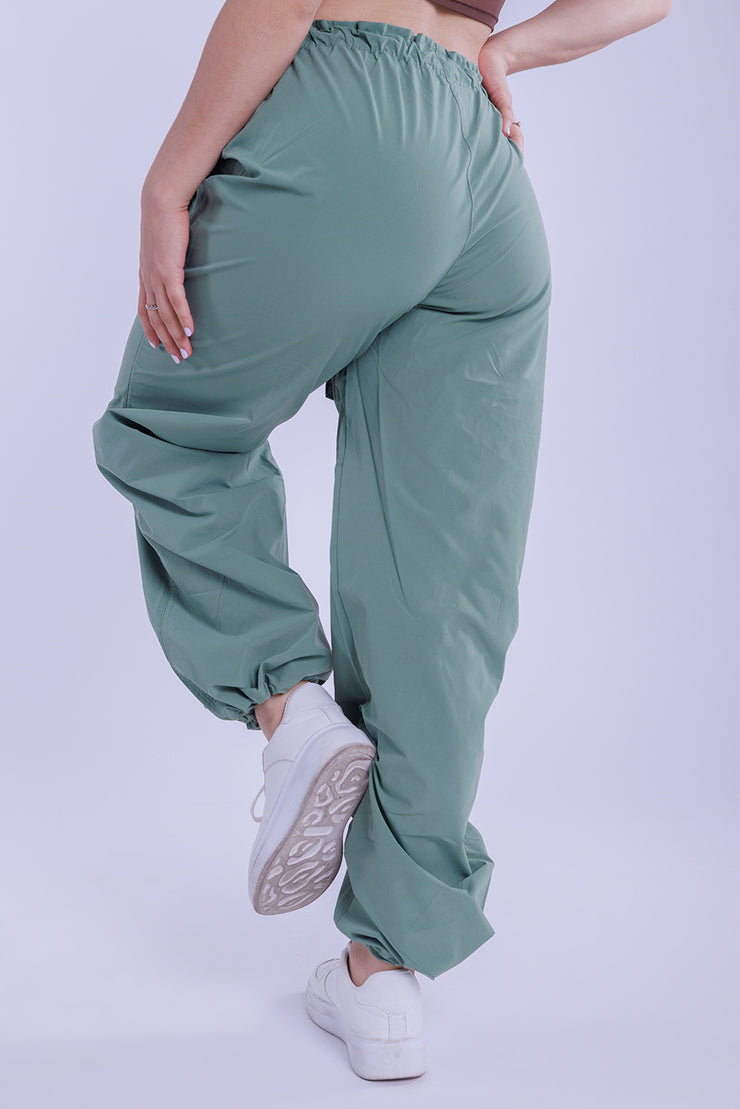 Pantalon tipo cargo con ajuste en tobillo