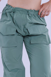Pantalon tipo cargo con ajuste en tobillo