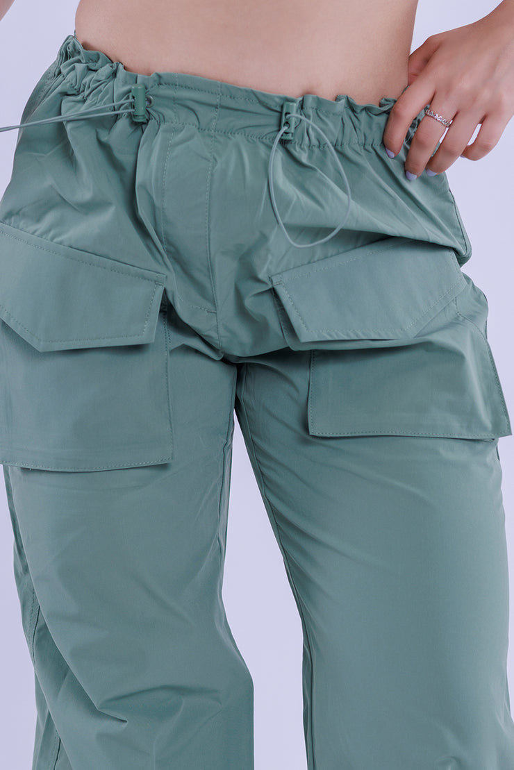 Pantalon tipo cargo con ajuste en tobillo