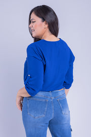 Blusa azul con escote en V