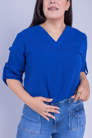 Blusa azul con escote en V