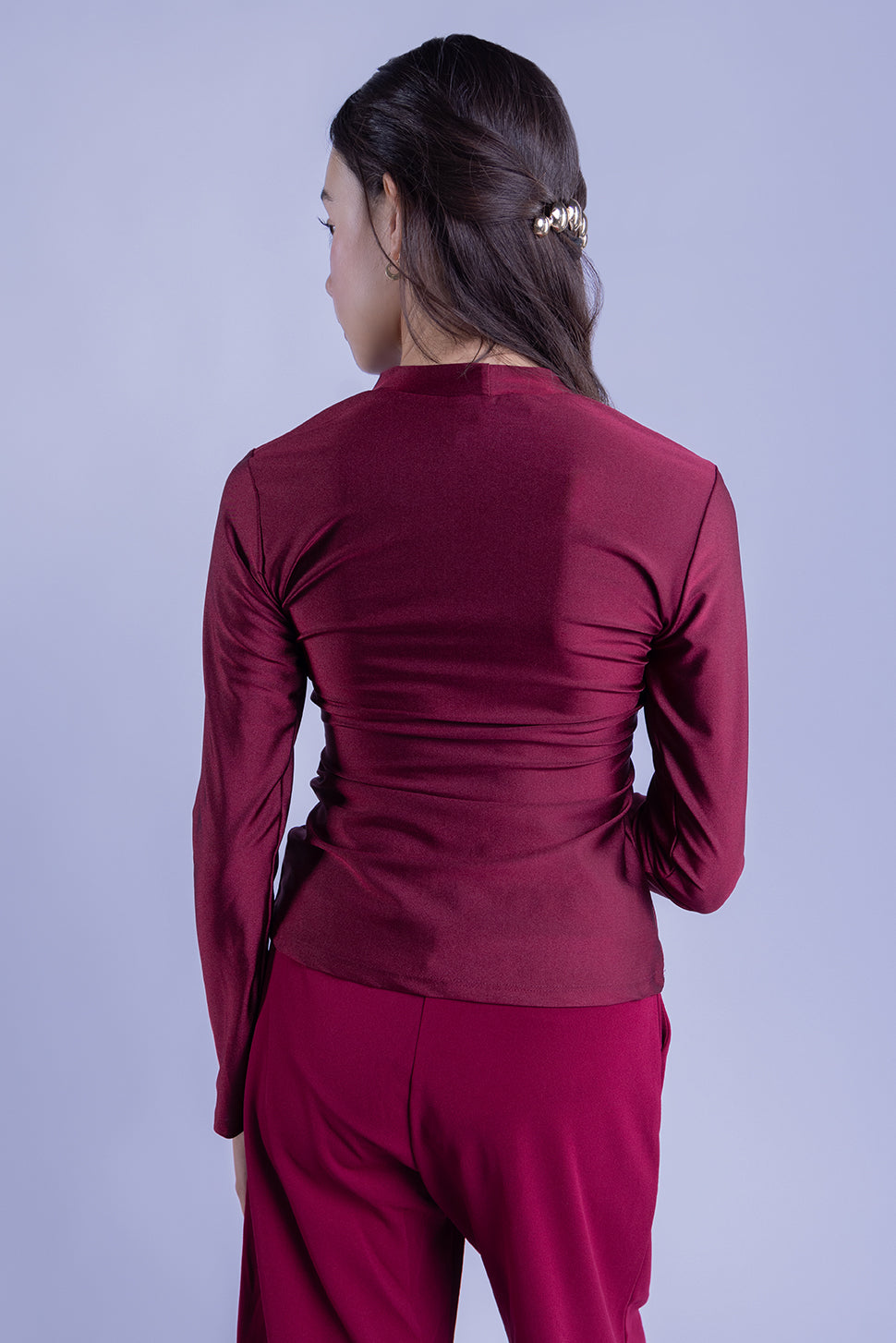 Blusa satinada manga larga de cuello alto