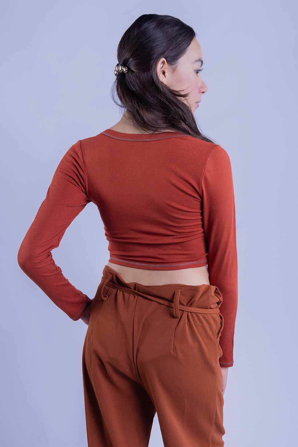 Crop top manga larga abotonada