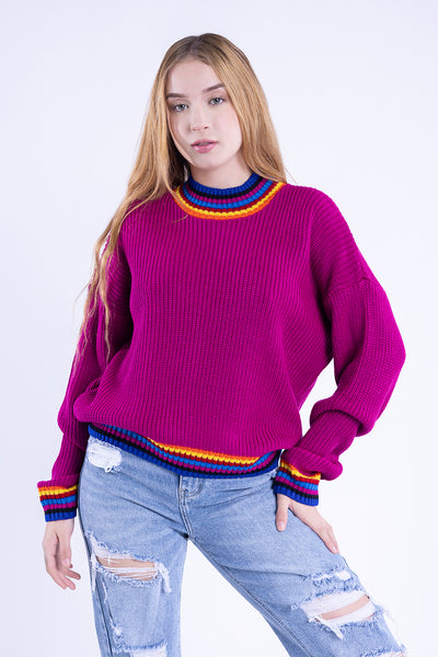 Suéter magenta con lineas de colores decorativas