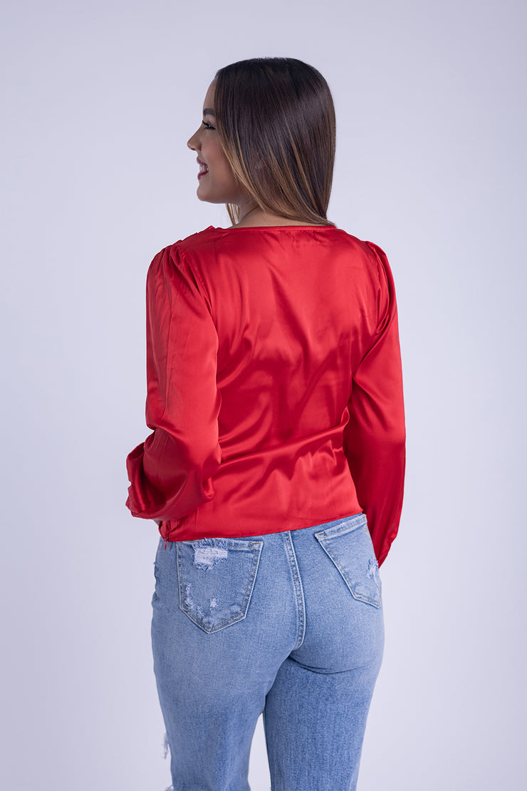 Blusa satinada con amarre lateral en cuello