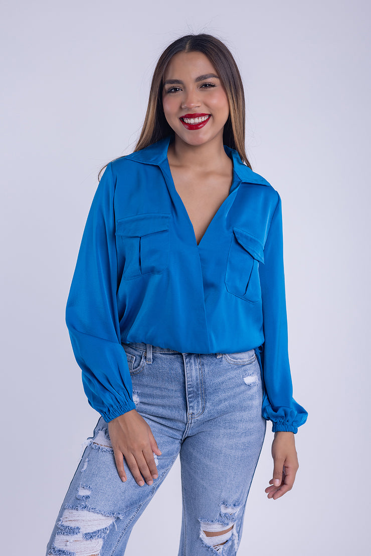 Blusa azul con bolsas frente