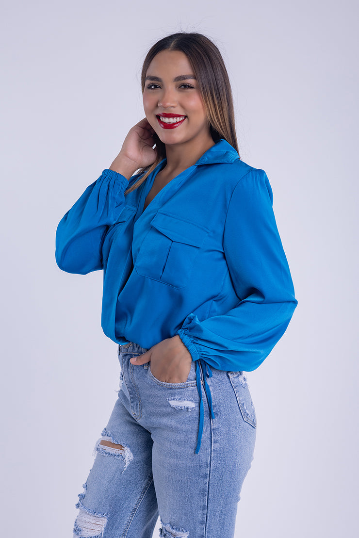 Blusa azul con bolsas frente