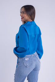 Blusa azul con bolsas frente