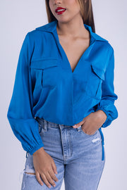 Blusa azul con bolsas frente