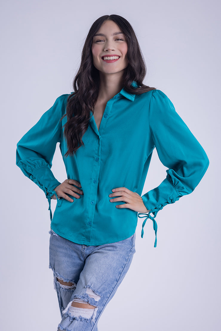 Blusa satinada con detalle en manga