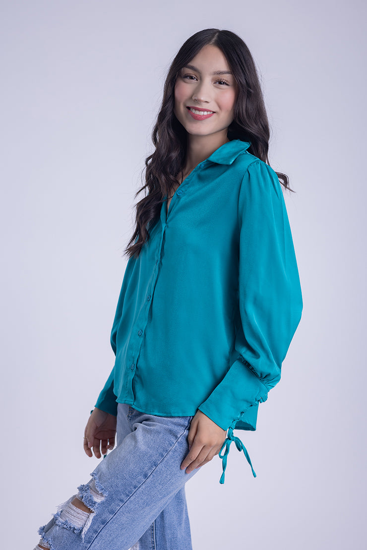 Blusa satinada con detalle en manga