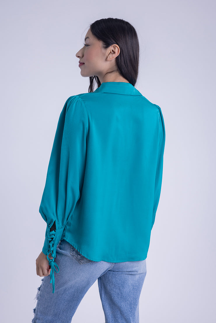 Blusa satinada con detalle en manga