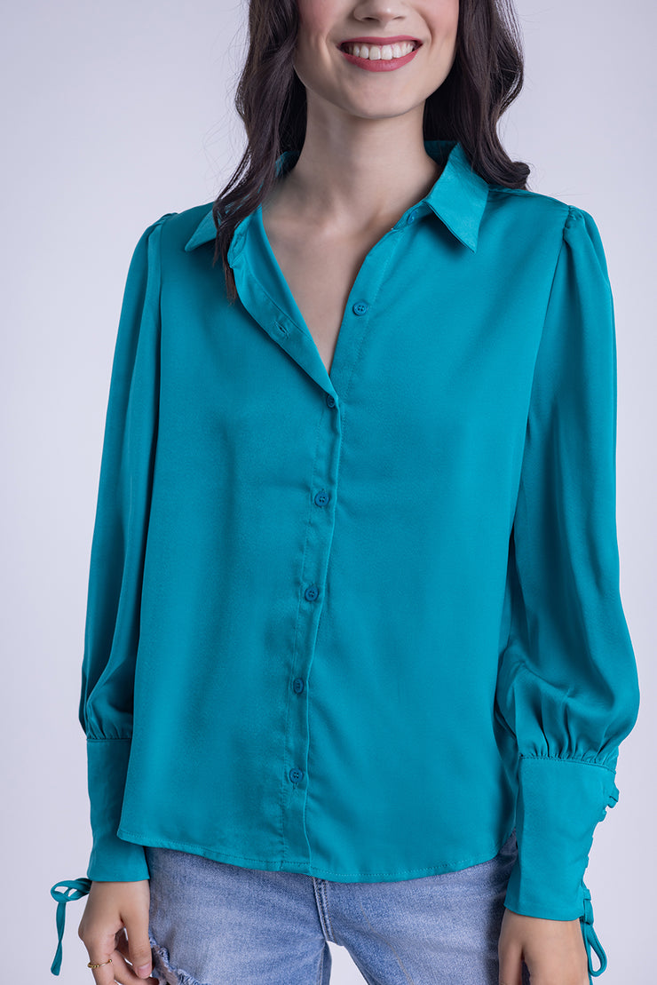 Blusa satinada con detalle en manga