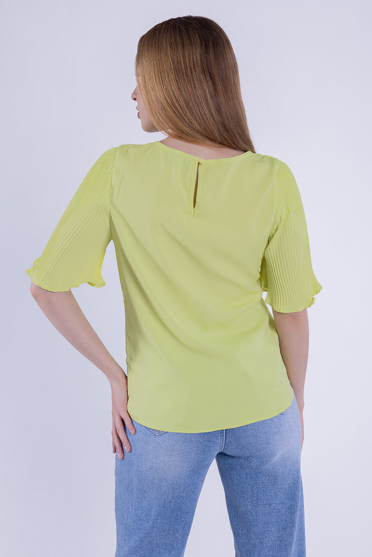 Blusa verde limon con manga plisada